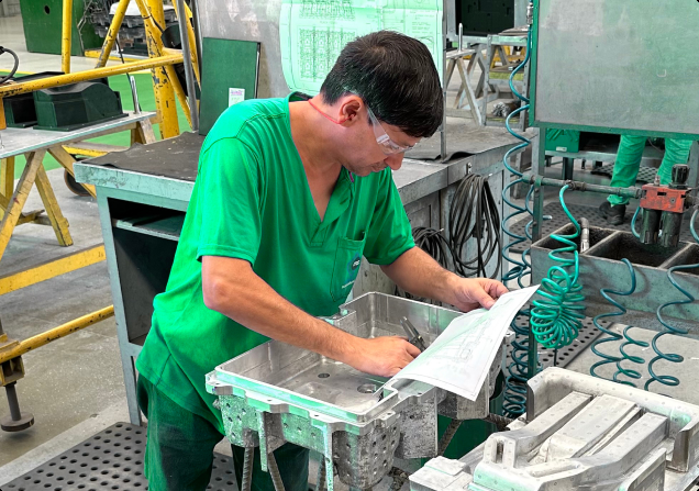 Colaborador trabalhando na qualidade